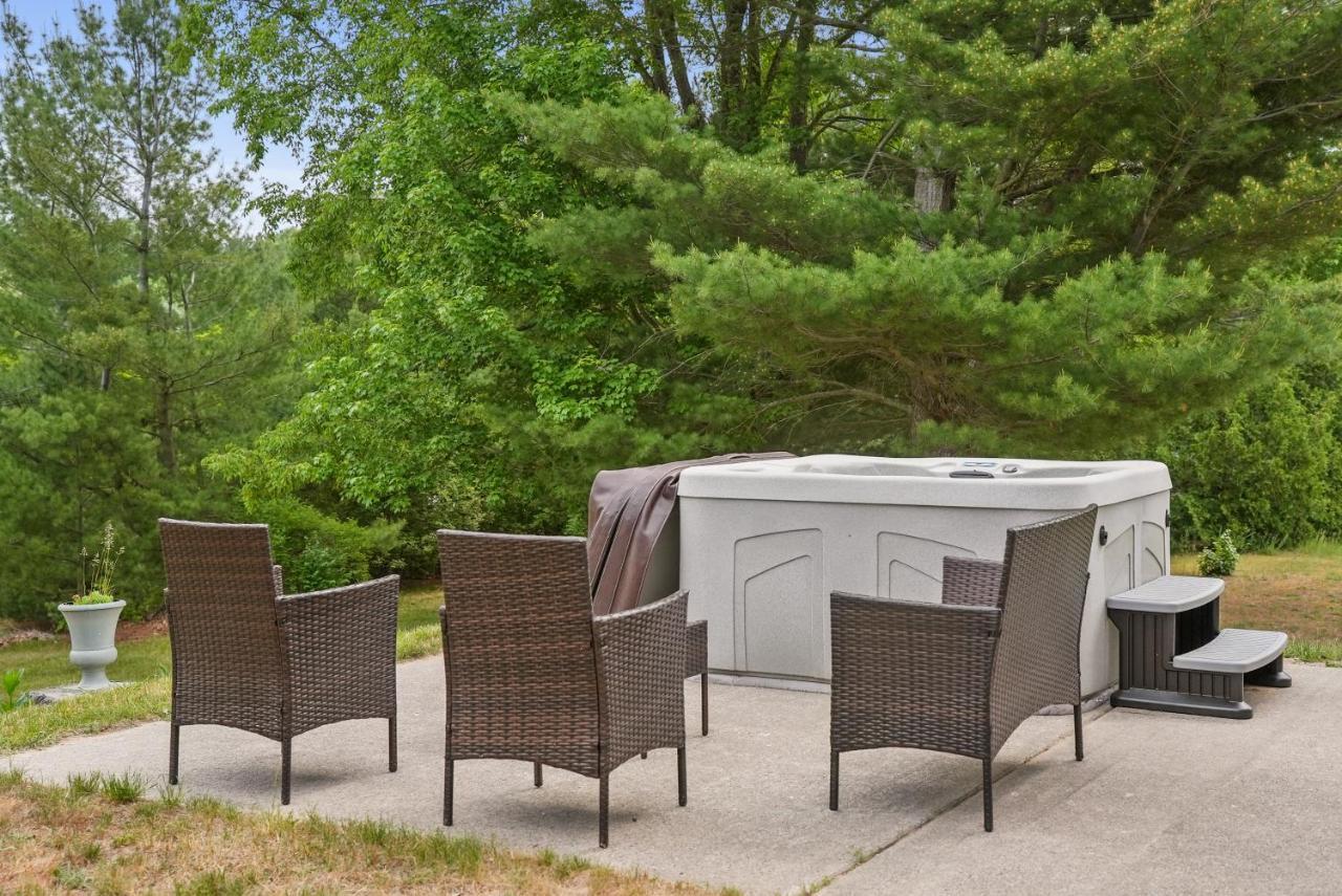 Long Lake Retreat- Hot Tub, Pool Table, Firepit Traverse Stadt Exterior foto