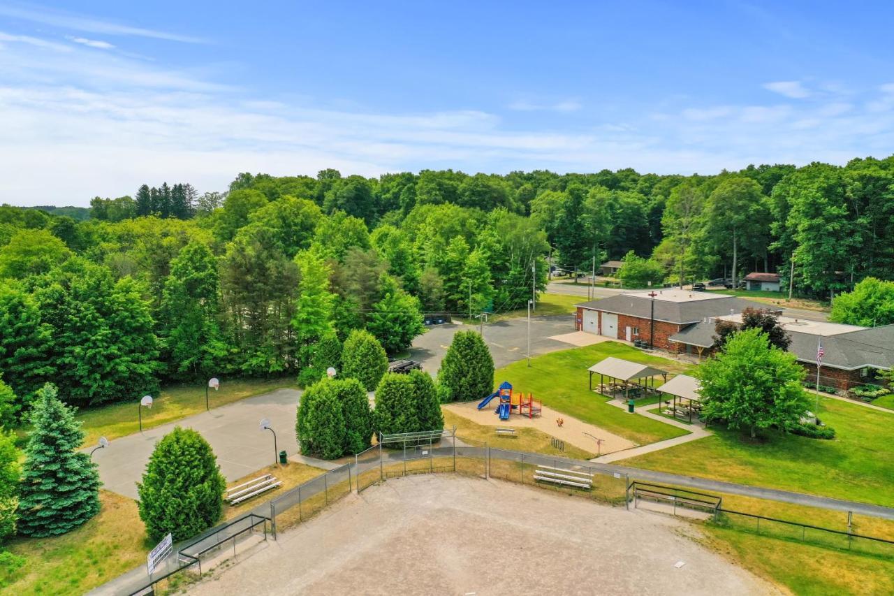 Long Lake Retreat- Hot Tub, Pool Table, Firepit Traverse Stadt Exterior foto