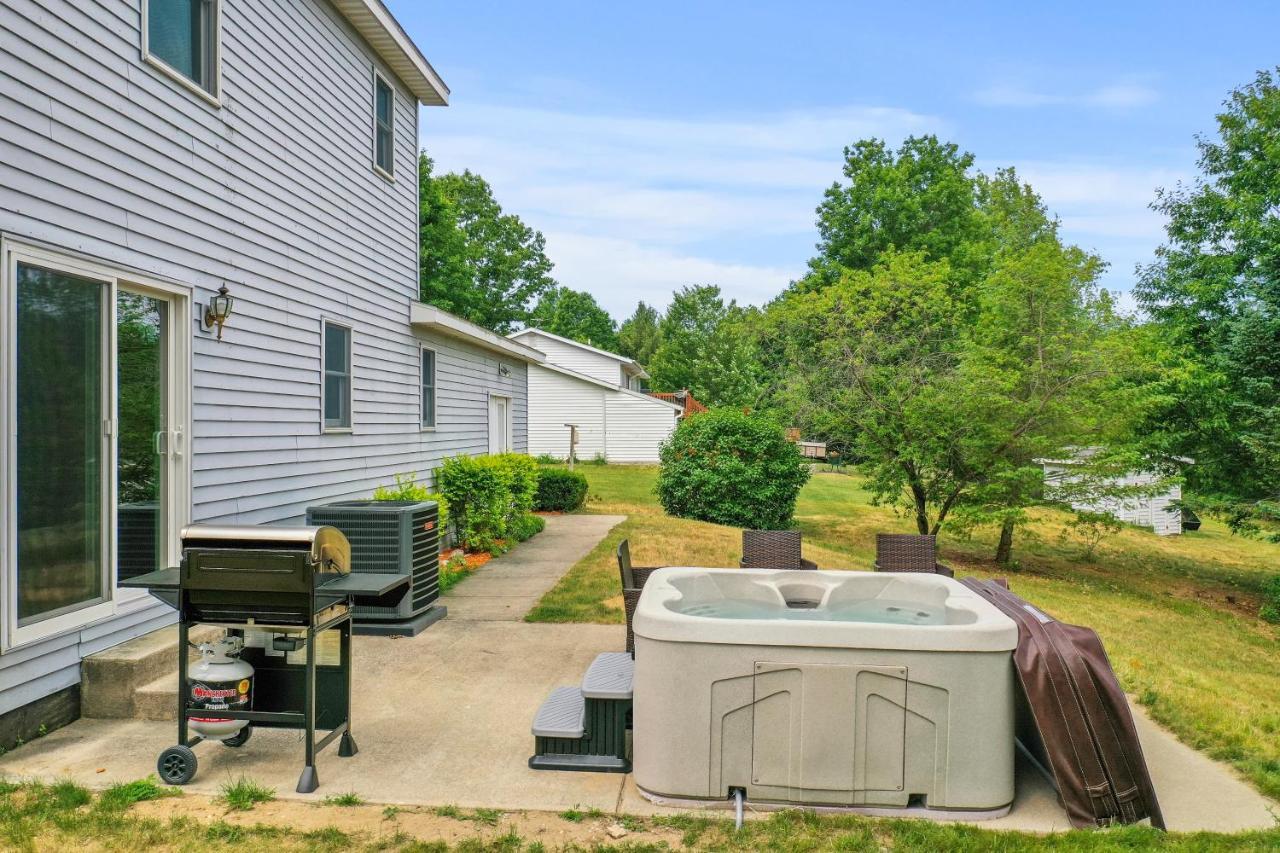 Long Lake Retreat- Hot Tub, Pool Table, Firepit Traverse Stadt Exterior foto